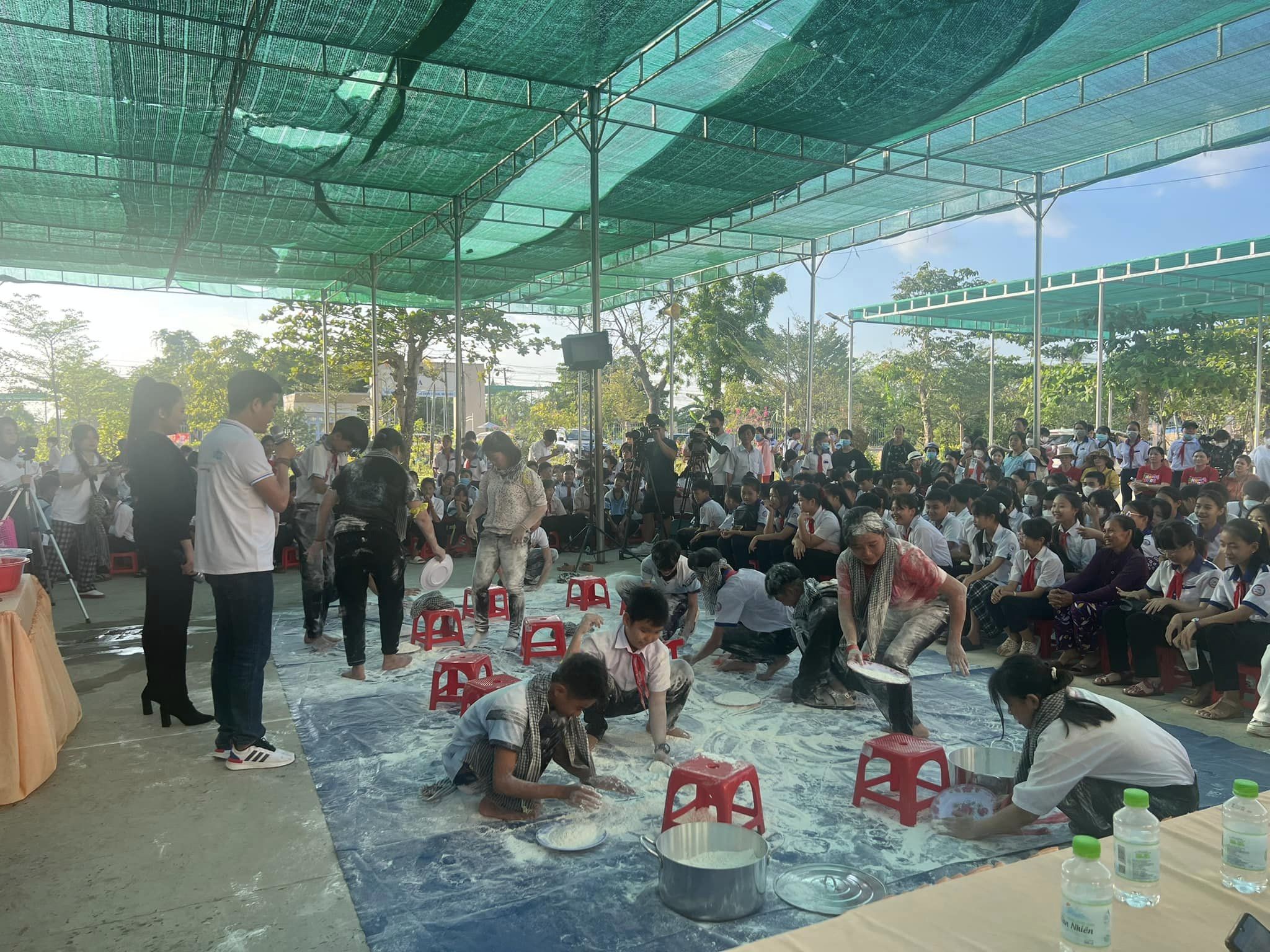 Bánh tráng Tân Nhiên cùng em "Học để đổi đời" 1