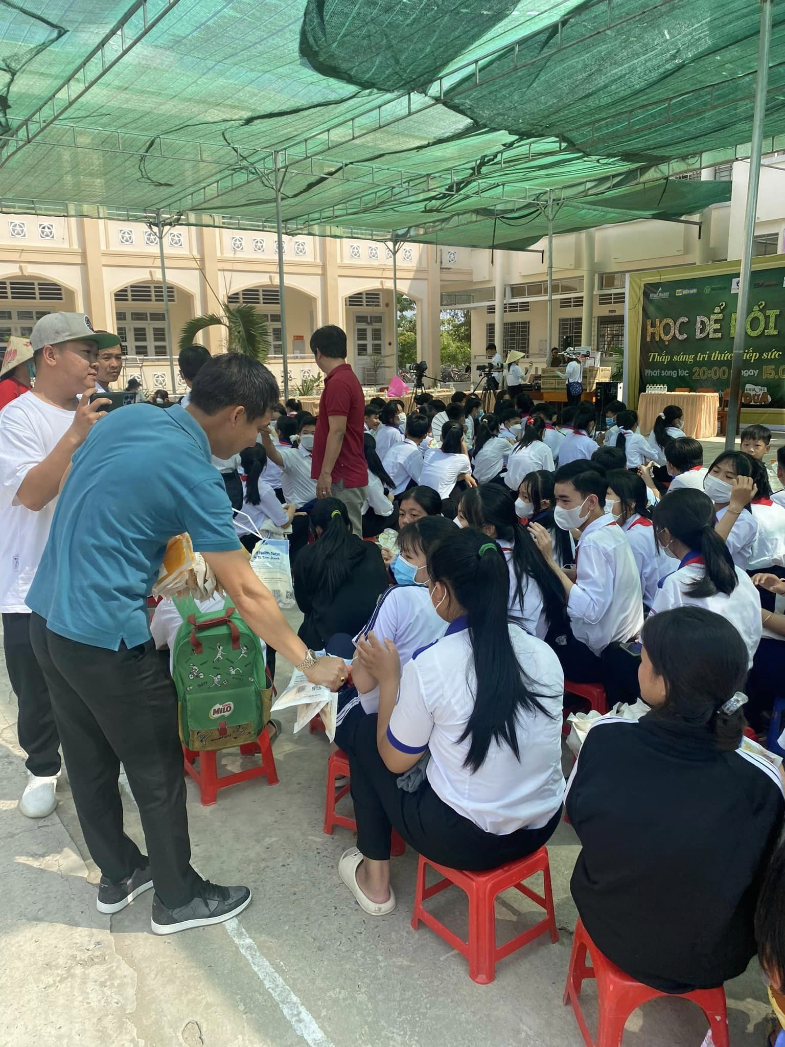 Bánh tráng Tân Nhiên cùng em "Học để đổi đời" 3