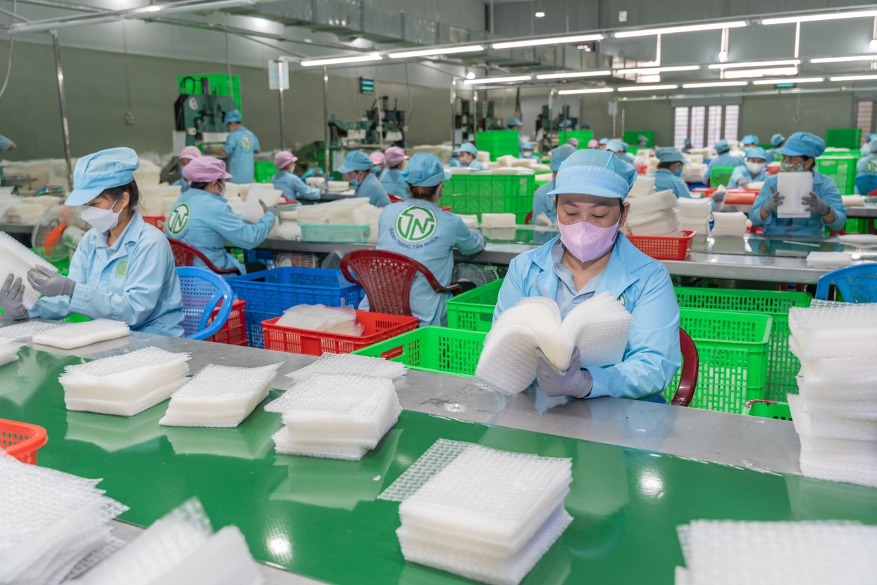 Công nhân bánh tráng Tân Nhiên