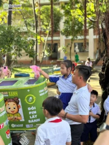 Thu Pin - Đổi Quà Tháng 10: Tân Nhiên cùng các em nhỏ giữ màu xanh cho Trái Đất - Chương trình TRAO 26
