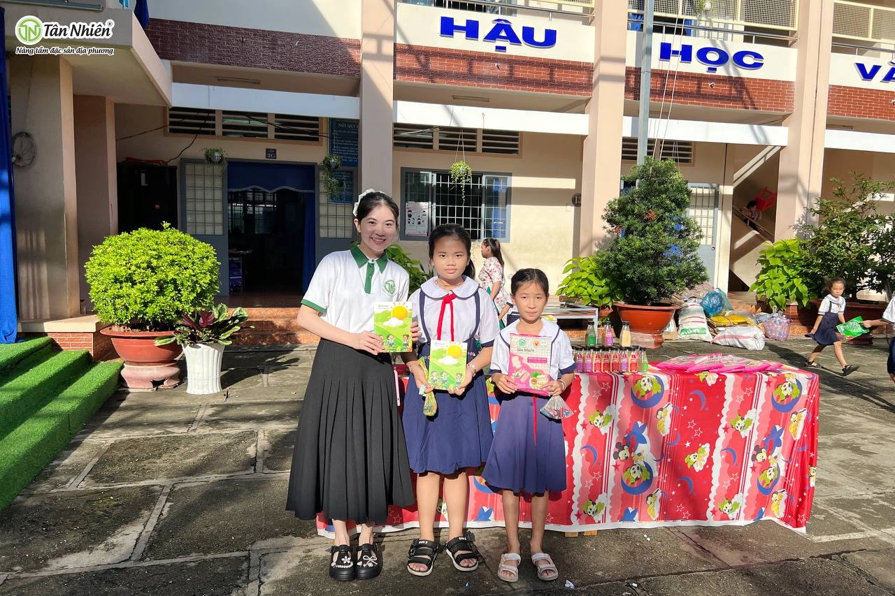 Thu Pin - Đổi Quà Tháng 10: Tân Nhiên cùng các em nhỏ giữ màu xanh cho Trái Đất - Chương trình TRAO 12