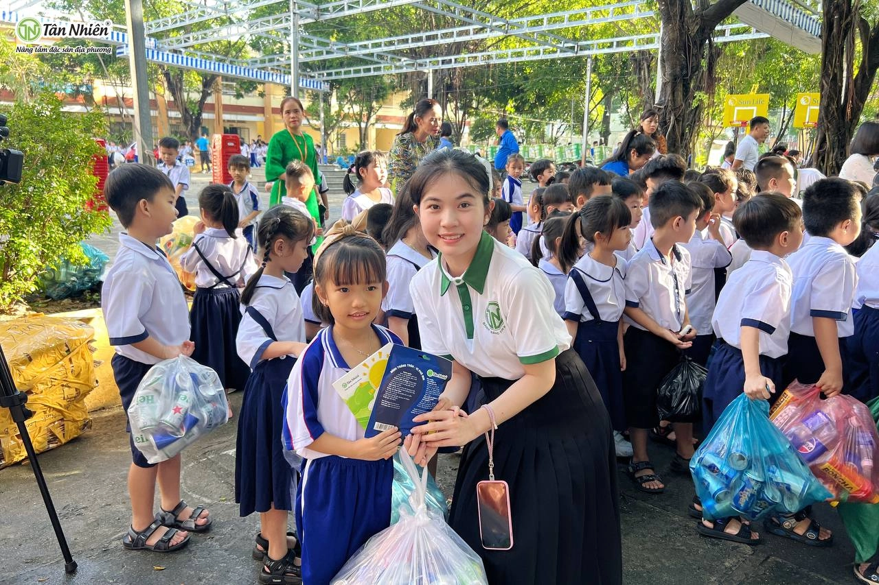 Thu Pin - Đổi Quà Tháng 10: Tân Nhiên cùng các em nhỏ giữ màu xanh cho Trái Đất - Chương trình TRAO 11