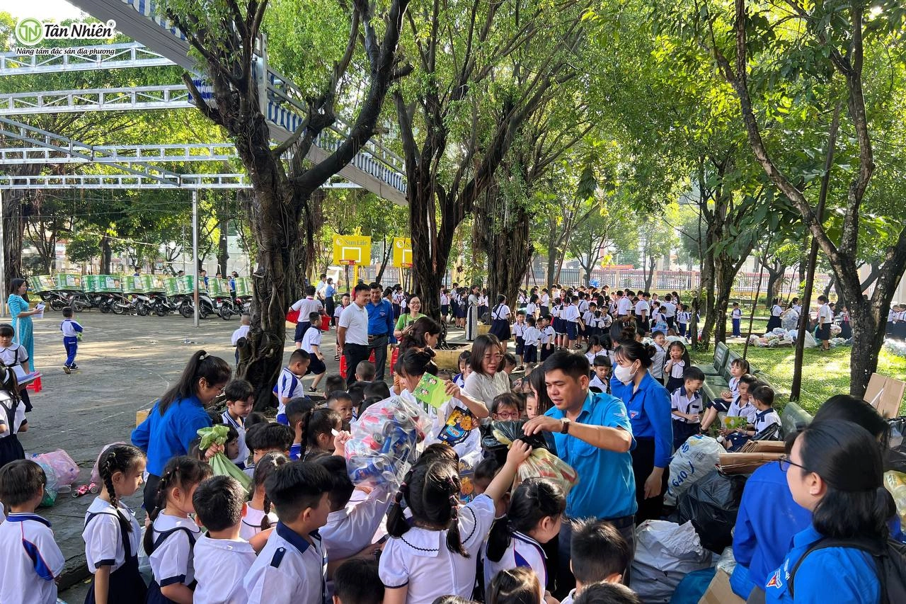 Thu Pin - Đổi Quà Tháng 10: Tân Nhiên cùng các em nhỏ giữ màu xanh cho Trái Đất - Chương trình TRAO 1