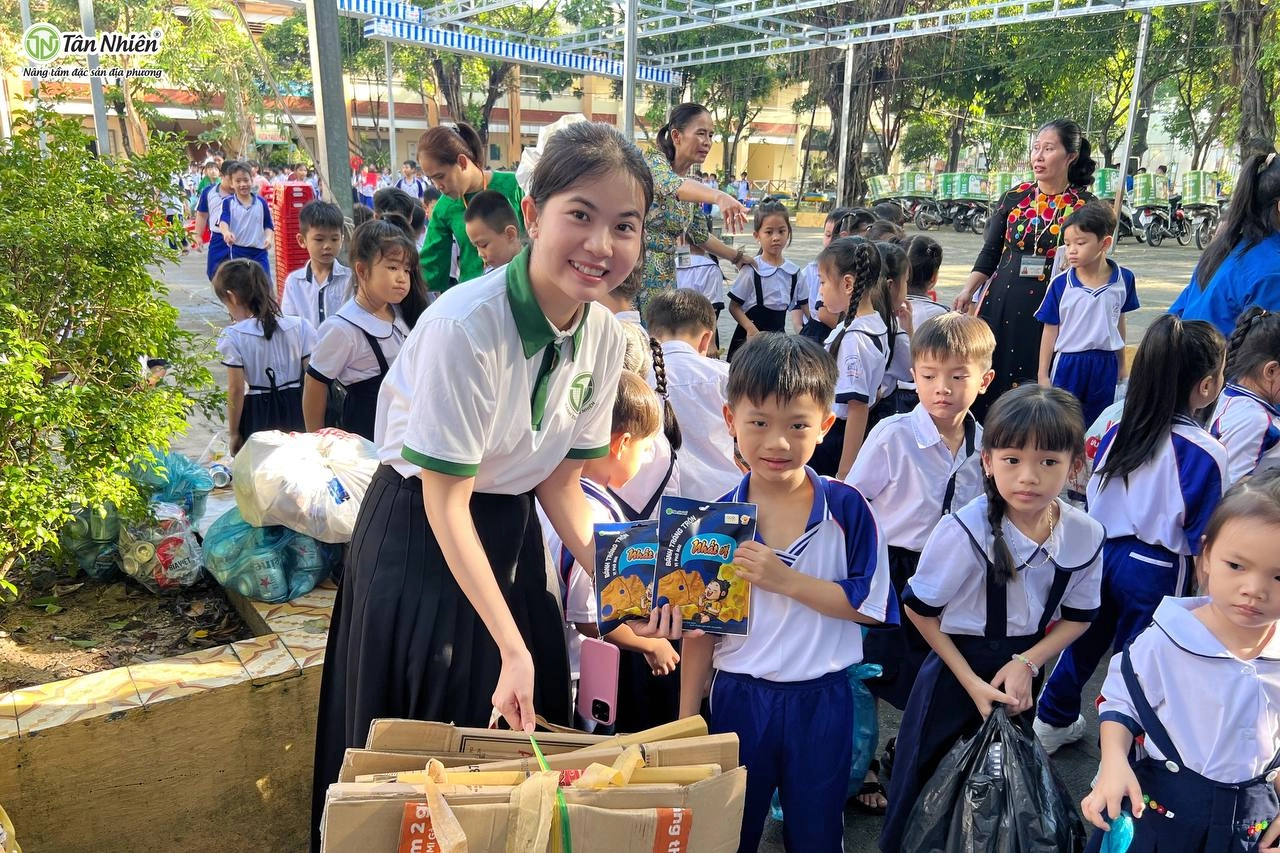 Thu Pin - Đổi Quà Tháng 10: Tân Nhiên cùng các em nhỏ giữ màu xanh cho Trái Đất - Chương trình TRAO 3