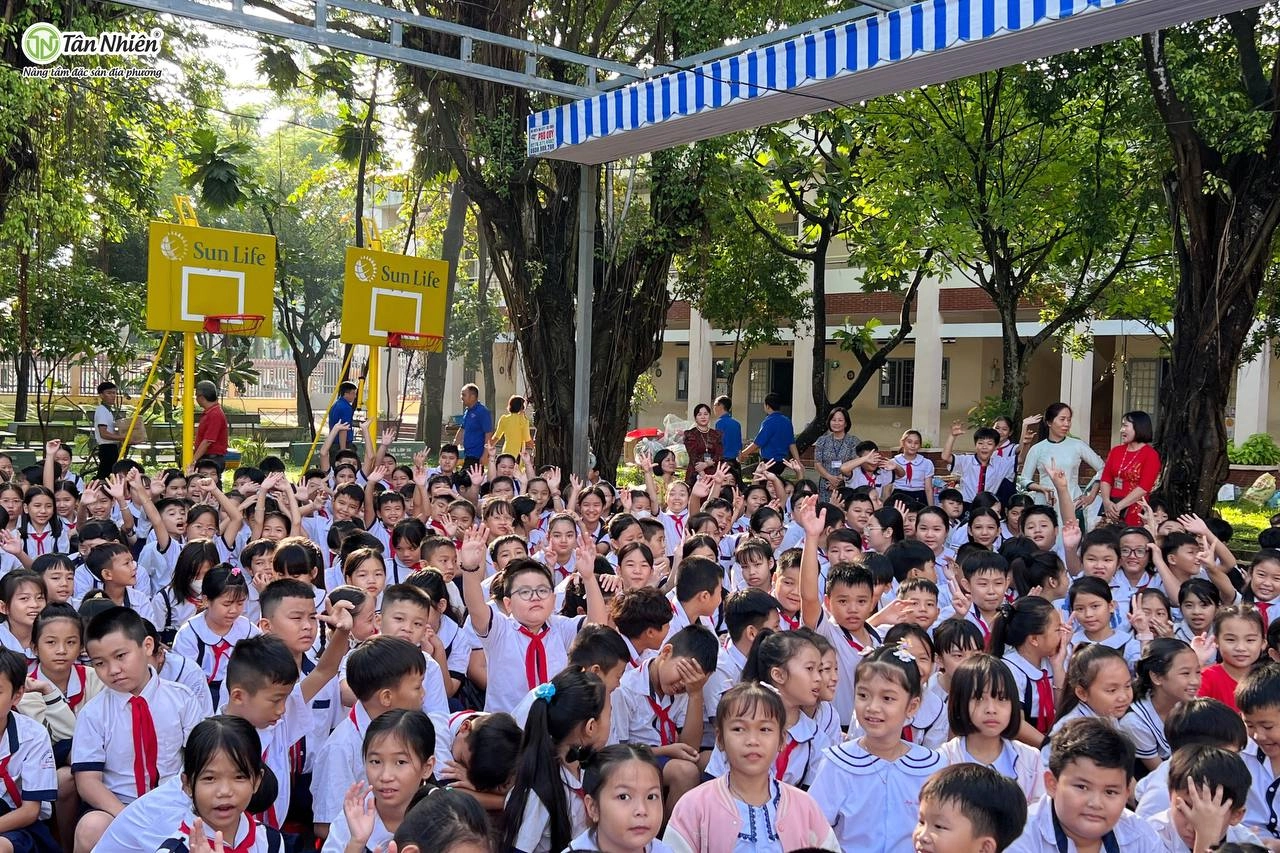 Thu Pin - Đổi Quà Tháng 10: Tân Nhiên cùng các em nhỏ giữ màu xanh cho Trái Đất - Chương trình TRAO 9