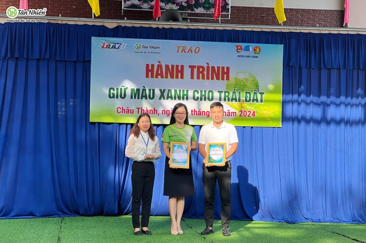 Thu Pin - Đổi Quà Tháng 10: Tân Nhiên cùng các em nhỏ giữ màu xanh cho Trái Đất - Chương trình TRAO 8