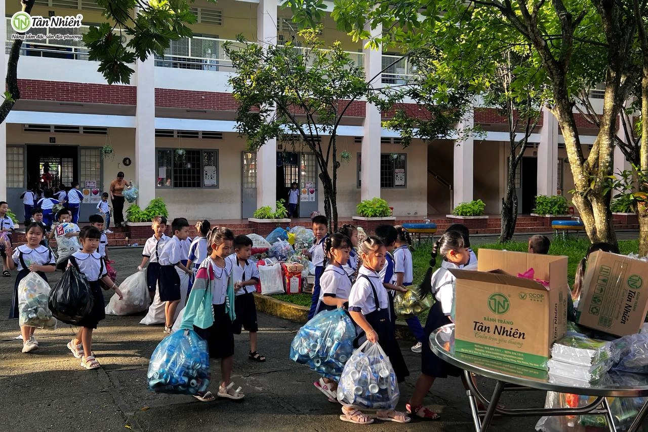 Thu Pin - Đổi Quà Tháng 10: Tân Nhiên cùng các em nhỏ giữ màu xanh cho Trái Đất - Chương trình TRAO 4