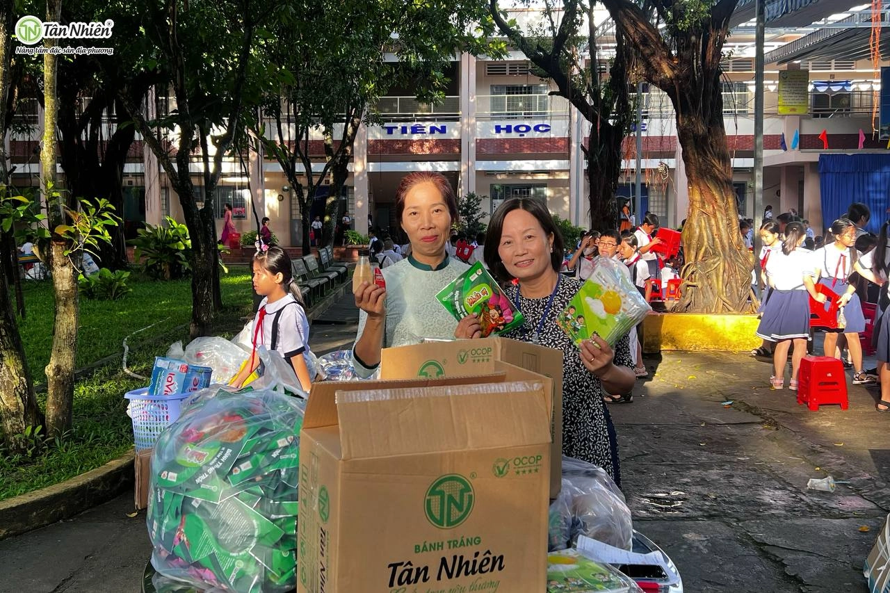 Thu Pin - Đổi Quà Tháng 10: Tân Nhiên cùng các em nhỏ giữ màu xanh cho Trái Đất - Chương trình TRAO 6