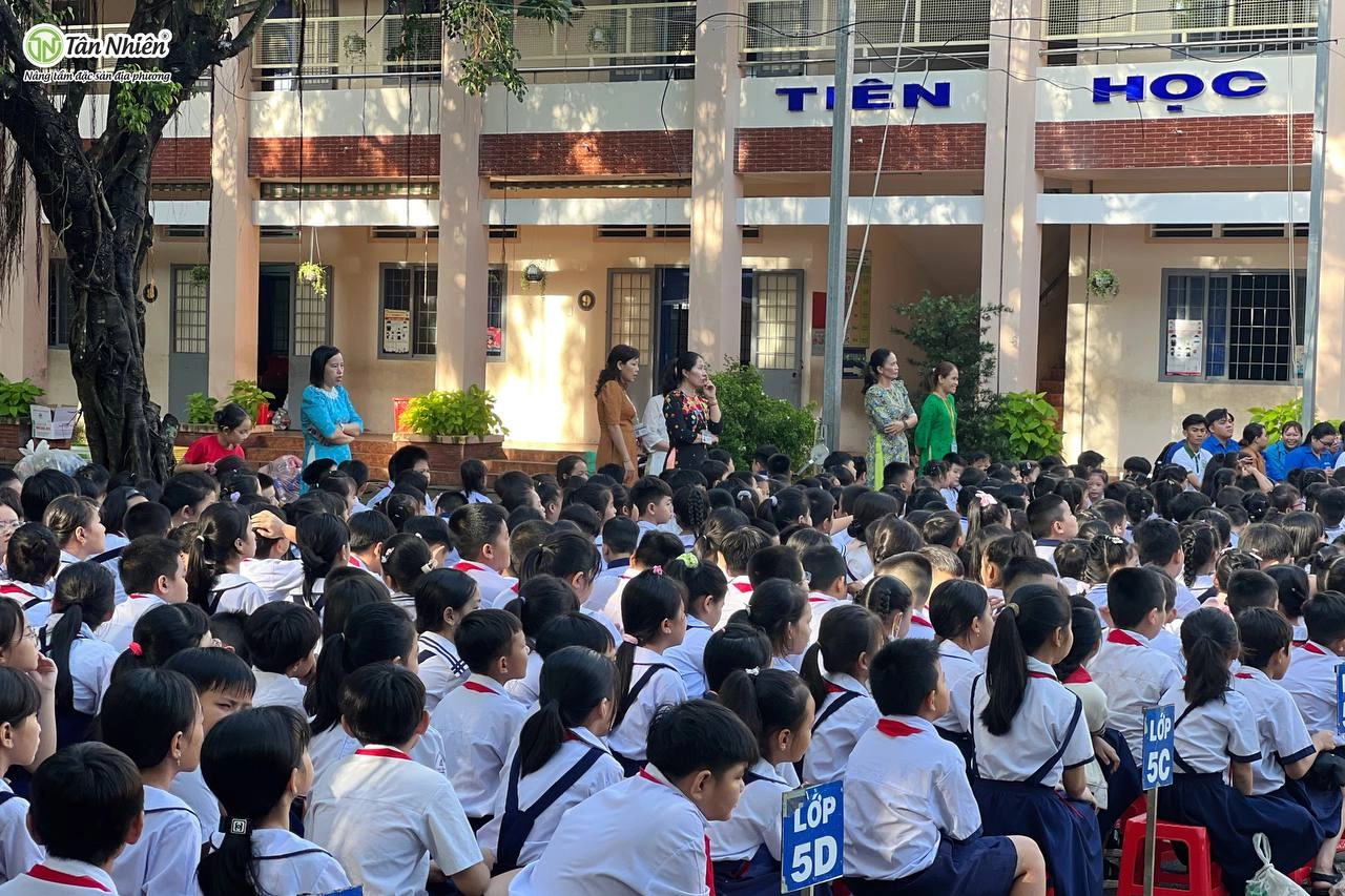 Thu Pin - Đổi Quà Tháng 10: Tân Nhiên cùng các em nhỏ giữ màu xanh cho Trái Đất - Chương trình TRAO 10