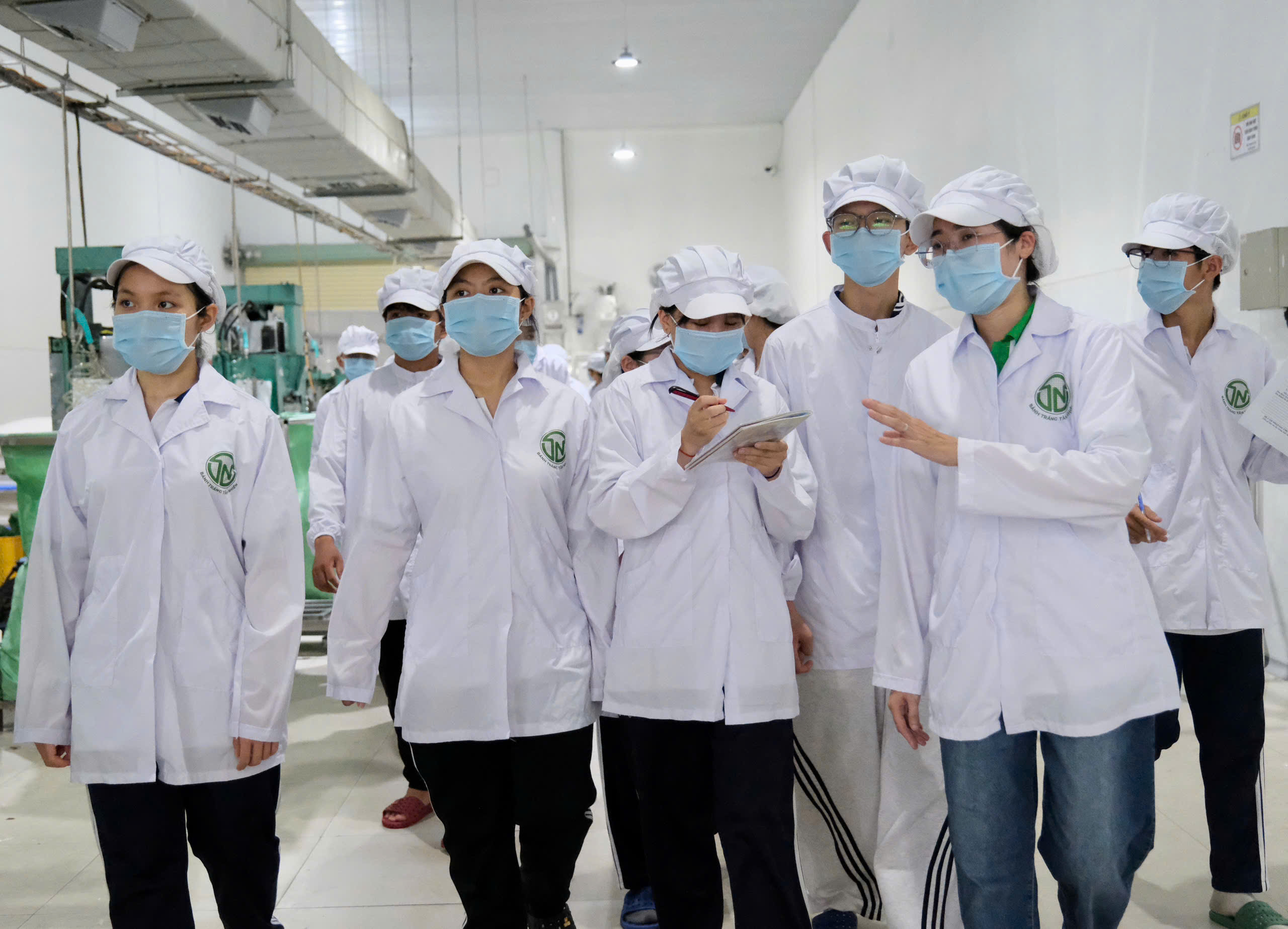 Các em học sinh lớp 11A1, Trường Trung học phổ thông Lý Thường Kiệt khảo sát khu sản xuất tại Công ty TNHH Tân Nhiên