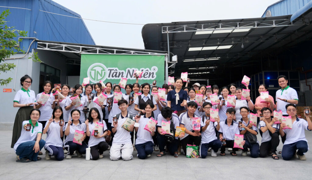 Các em học sinh lớp 11A1, Trường Trung học phổ thông Lý Thường Kiệt tại buổi đi thực tế tại Công ty TNHH Tân Nhiên