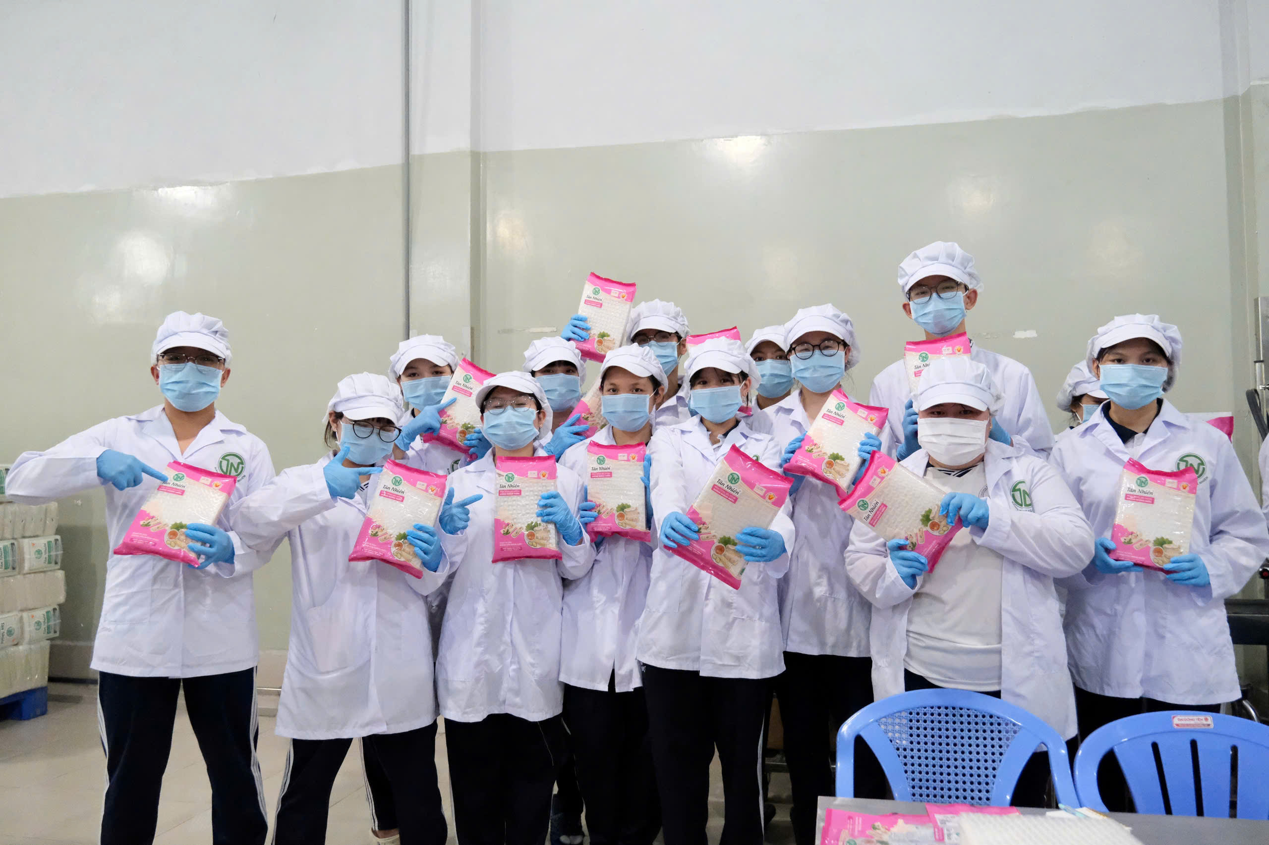 Các em học sinh lớp 11A1, Trường Trung học phổ thông Lý Thường Kiệt trải nghiệm thực tế tự tay đóng gói sản phẩm tại Công ty TNHH Tân Nhiên